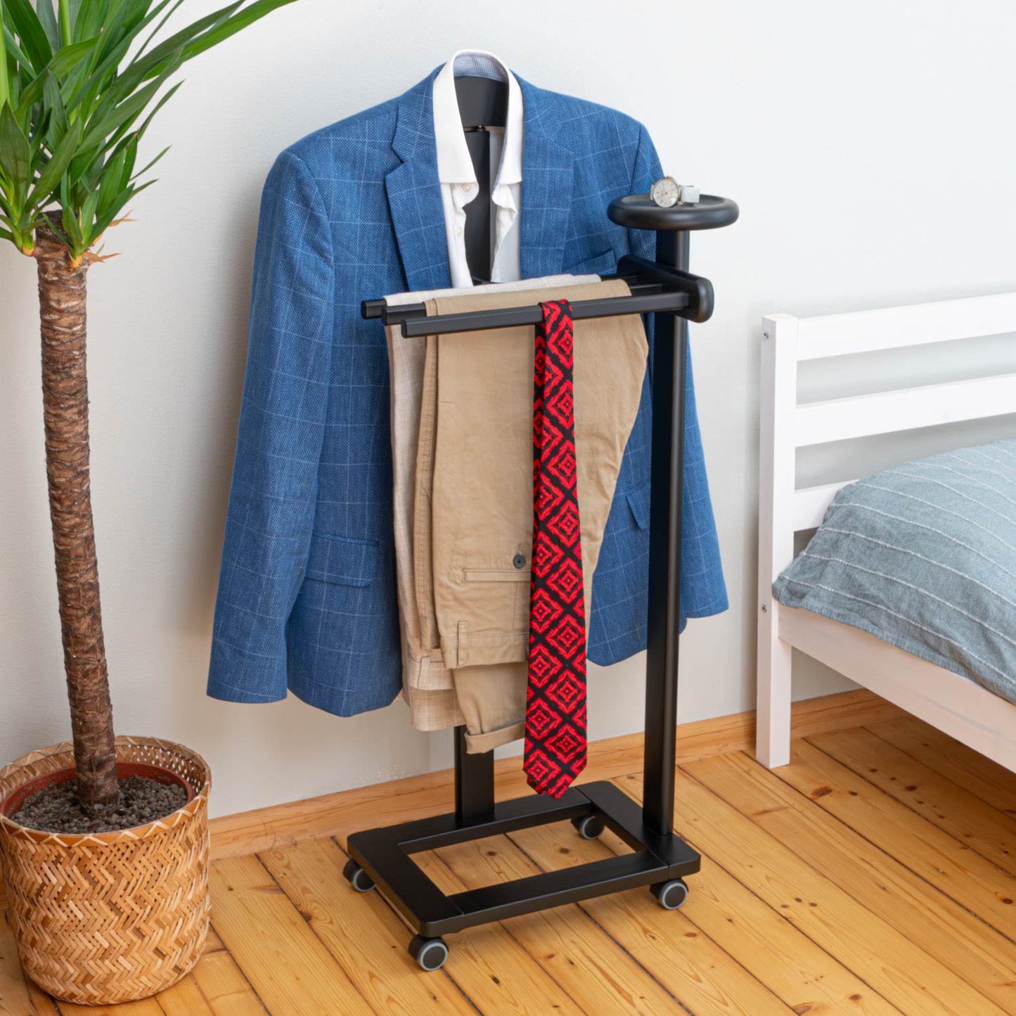 Valet de Nuit, Valet de Chambre Bois, Composé d'un cintre, 3 porte-pantalons et d'une tablette de rangement, Noir, Tatkraft Baron, 35