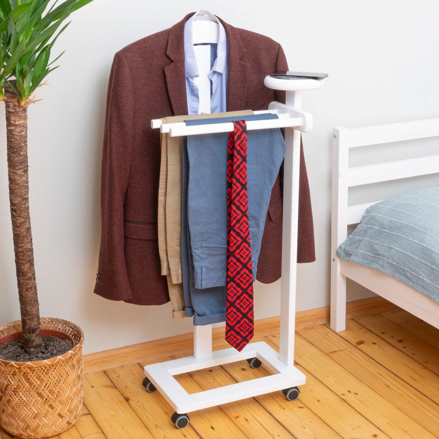 Valet de Chambre Bois, Composé d'un cintre, 3 porte-pantalons et d'une tablette de rangement, blanc, Tatkraft Graf, 17