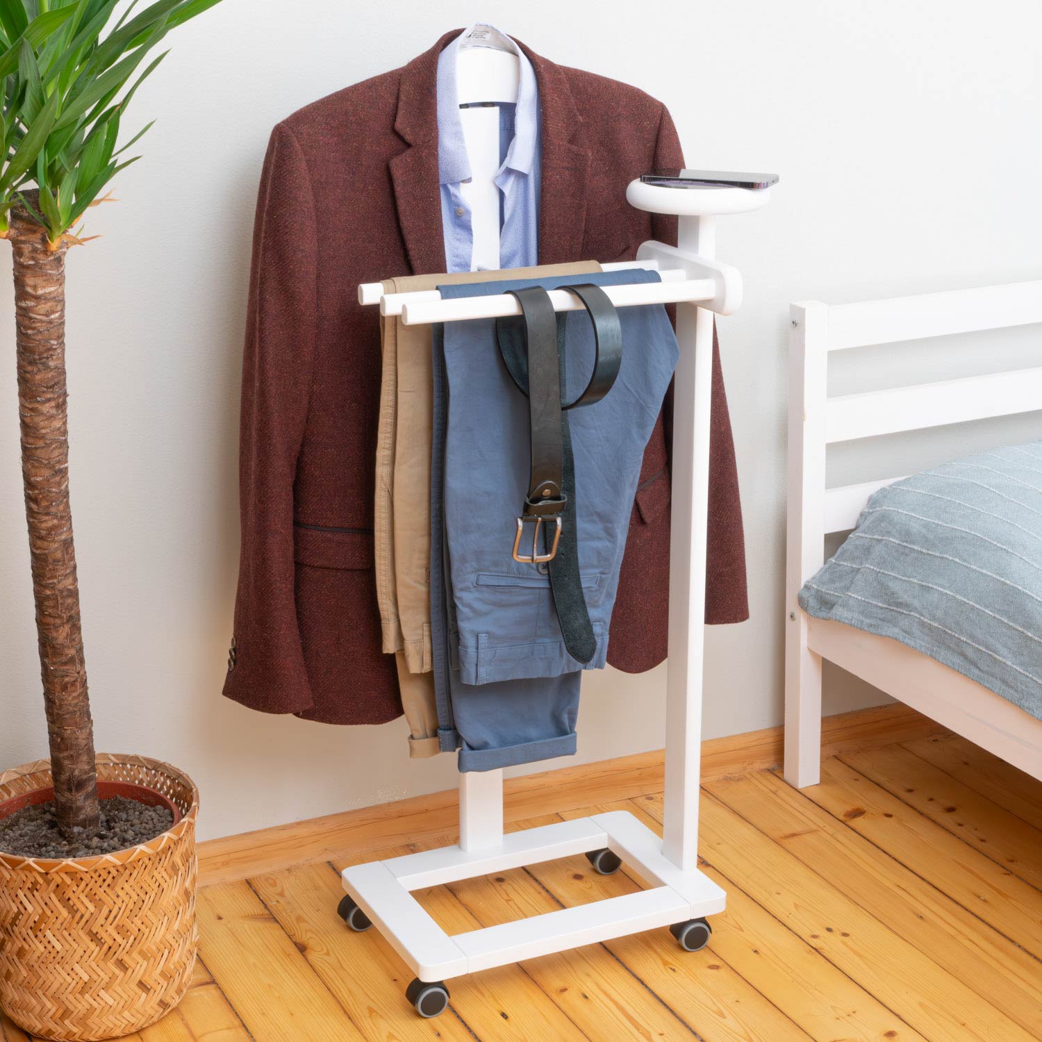 Valet de Chambre Bois, Composé d'un cintre, 3 porte-pantalons et d'une tablette de rangement, blanc, Tatkraft Graf, 12
