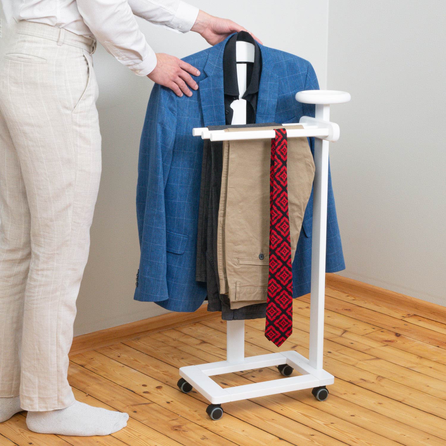 Valet de Chambre Bois, Composé d'un cintre, 3 porte-pantalons et d'une tablette de rangement, blanc, Tatkraft Graf, 3