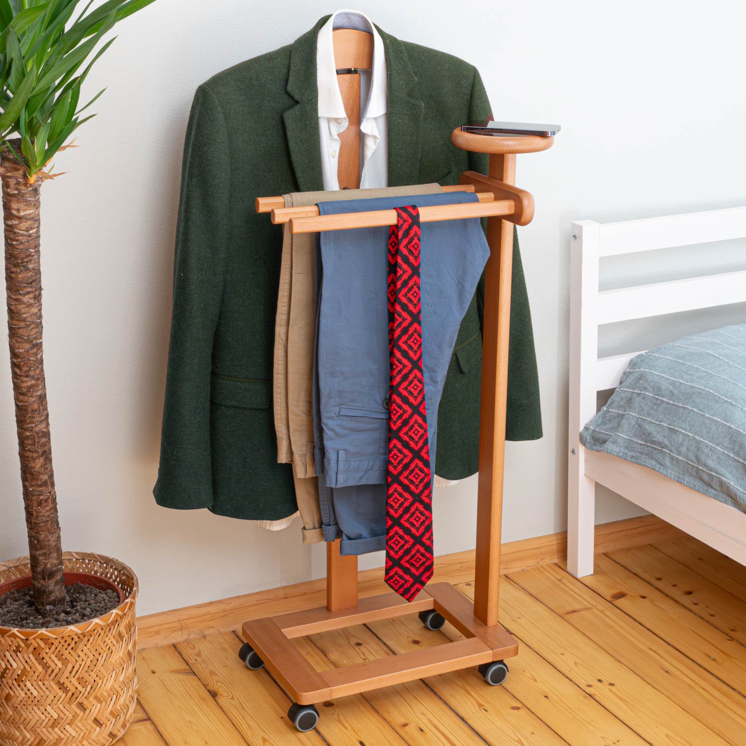 Valet de Chambre Bois, Composé d'un cintre, de 3 porte-pantalons et d'une tablette de rangement, cerise, Tatkraft Lord, 12