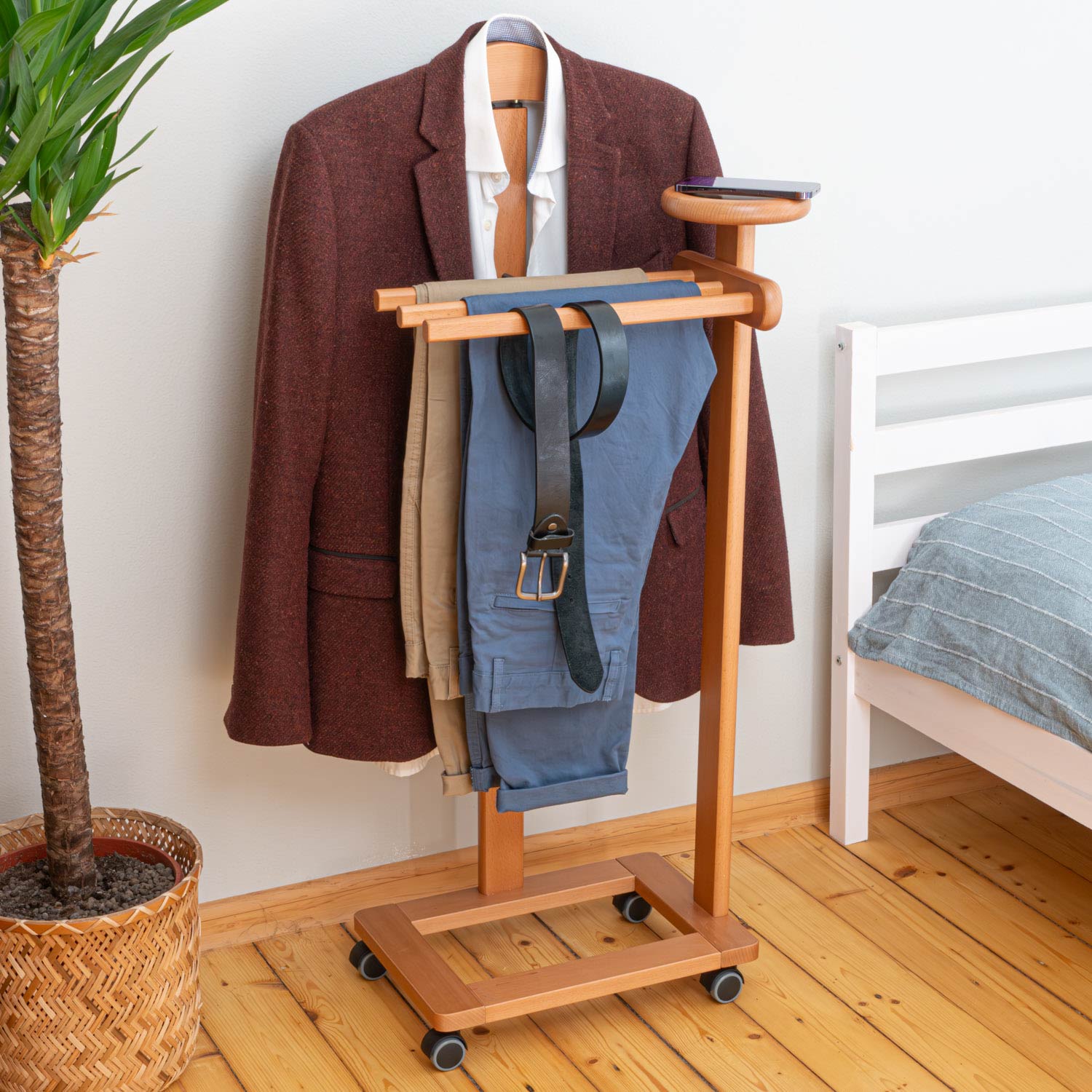 Valet de Chambre Bois, Composé d'un cintre, de 3 porte-pantalons et d'une tablette de rangement, cerise, Tatkraft Lord, 17