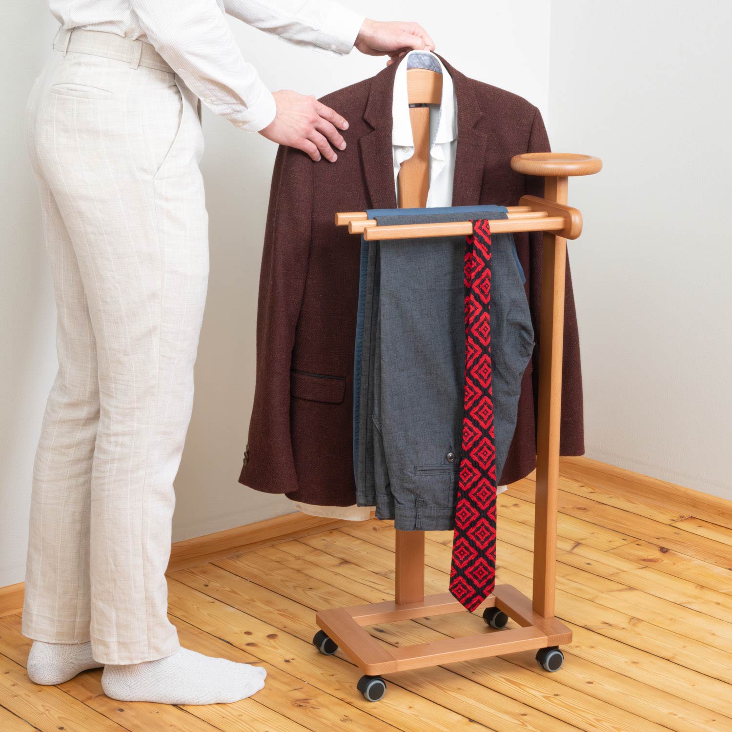 Valet de Chambre Bois, Composé d'un cintre, de 3 porte-pantalons et d'une tablette de rangement, cerise, Tatkraft Lord, 5